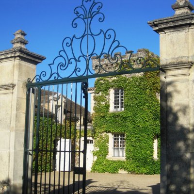 Château Canon produces wonderfully robust and concentrated reds with elegant blue fruit character coupled with mineral complexity.